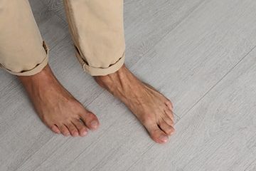 Схема распространения ударного шума от шага через панель и основание